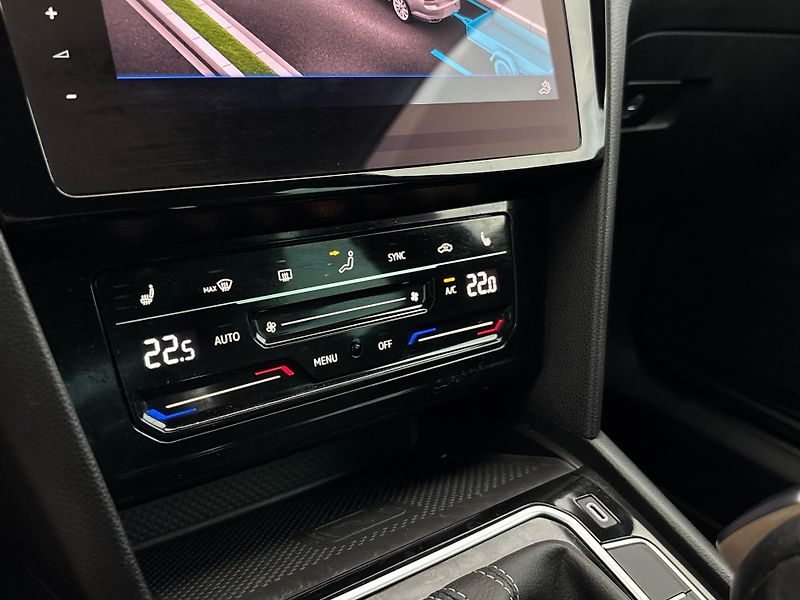 Volkswagen Passat R-LINE DSG - fotka 19 z 29