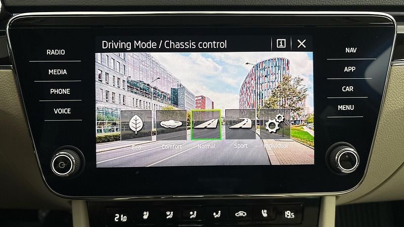 Škoda Superb 2.0 TDI DSG L&K Combi - fotka 34 z 35
