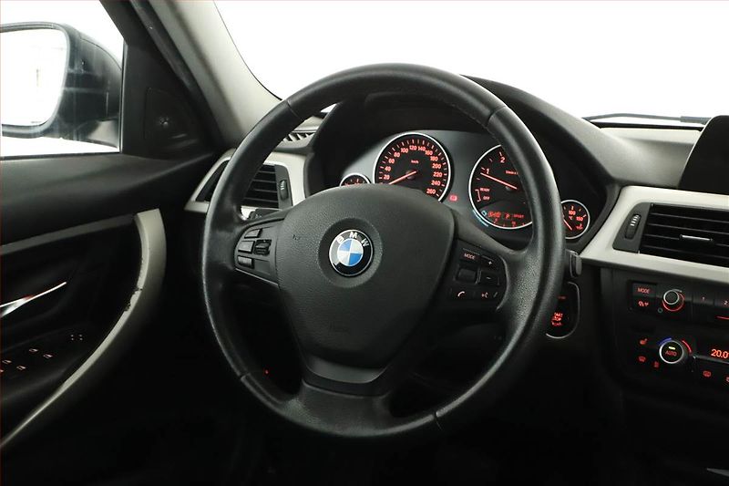BMW Řada 3 (2014) 320 d xDrive, 4X4, Automat - fotka 16 z 17