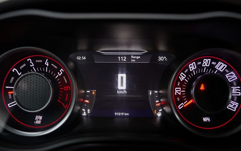 Dodge Challenger 5.7L V8 Hemi/Shaker/kůže/375 P - fotka 32 z 41