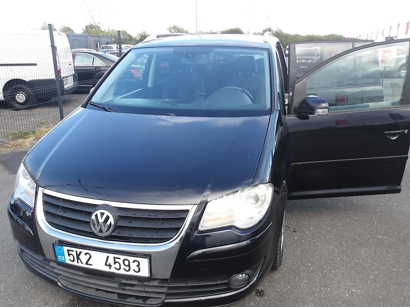 Volkswagen Touran 2,0TDi 103kW PĚKNÝ ! - fotka 10 z 26