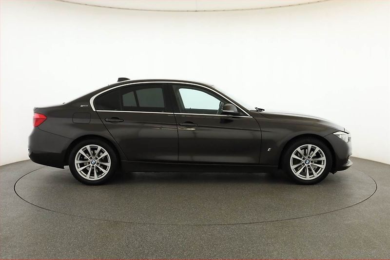 BMW Řada 3 (2016) 330e iPerformance, Automat - fotka 6 z 18