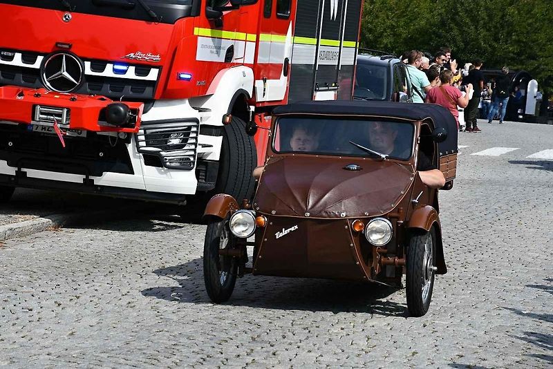 Na tradiční Lidický okruh dorazily desítky historických automobilů a motocyklů, které obdivovali návštěvníci z Kladna i širokého okolí.