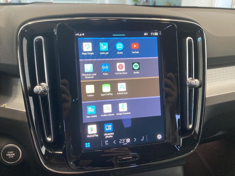 Volvo XC40 B3 FWD PLUS DARK - fotka 22 z 29