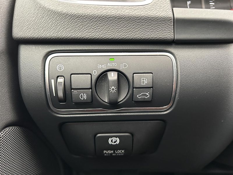 Volvo V60 1.6 T4 Summum - fotka 24 z 26