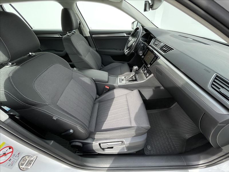 Škoda Superb 2,0 TDI DSG Combi Style Extra - fotka 18 z 24
