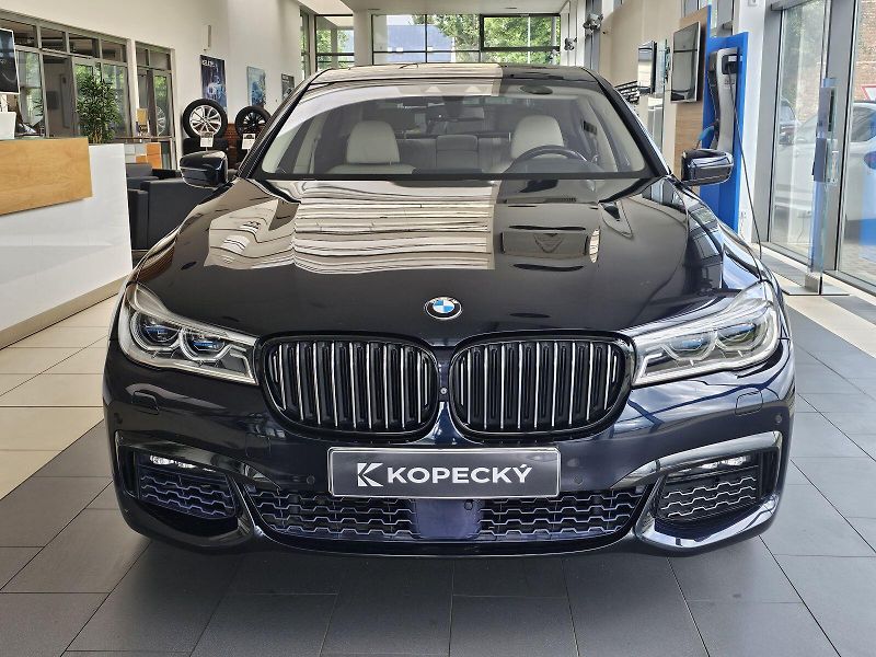 BMW Řada 7 750d xDrive - fotka 2 z 37