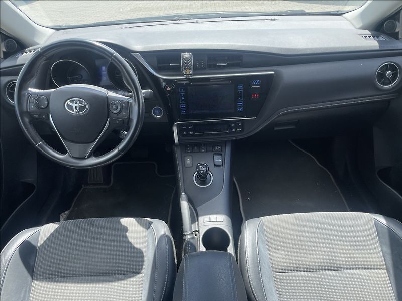 Toyota Auris 1,8 i 73kw Hybrid e-CVT bez ko - fotka 13 z 40