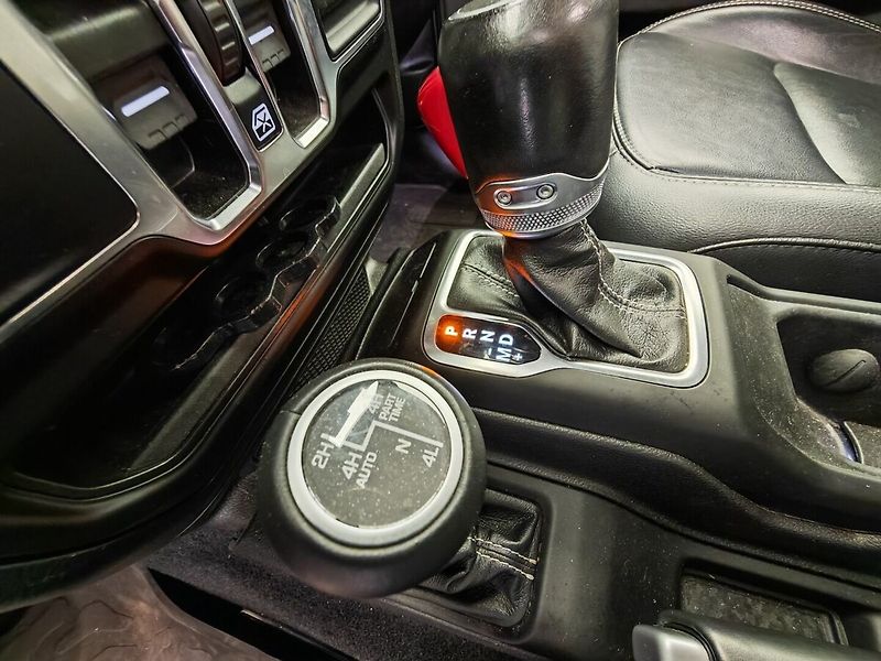 Jeep Wrangler SAHARA 2.0T 4x4 TRAIL RATED - fotka 35 z 40