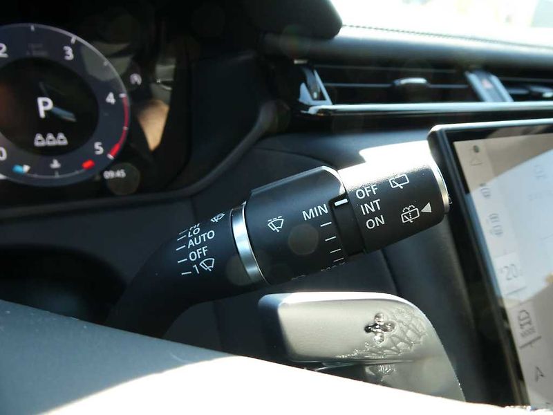 Land Rover Range Rover Velar 3,0 Dynamic SE D300 4x4 aut. - fotka 21 z 34