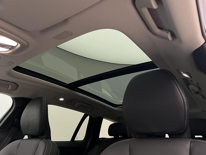 Volvo V60 B4 PLUS DARK PANORAMA - fotka 20 z 49