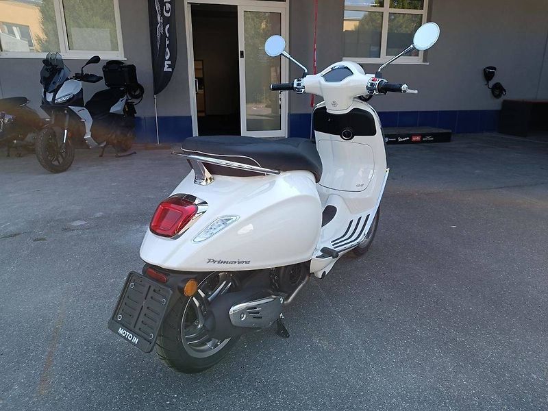 Vespa Primavera 125 3V ABS (2026) Bianco Innocente FL26 (příslu - fotka 7 z 9