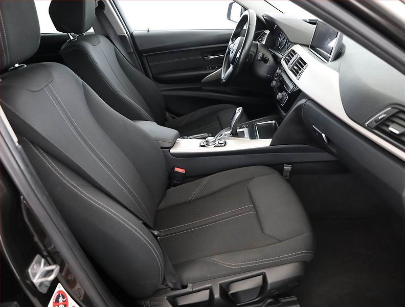 BMW Řada 3 (2016) 330e iPerformance, Automat - fotka 7 z 18