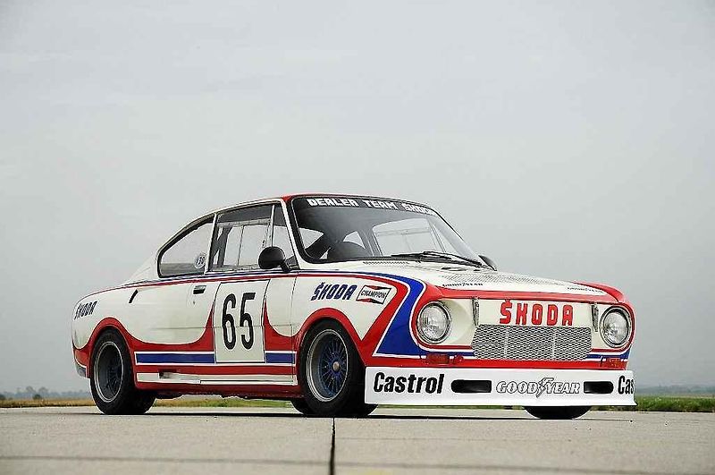 Škoda 130 RS. Vlevo je okruhová verze z roku 1981, vpravo soutěžní provedení z roku 1977.