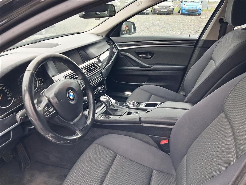 BMW Řada 5 2,0 525D, 160 kw - fotka 13 z 16