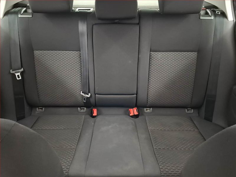 Volkswagen Golf (2011) 1.4 16V, rezervace - fotka 10 z 14