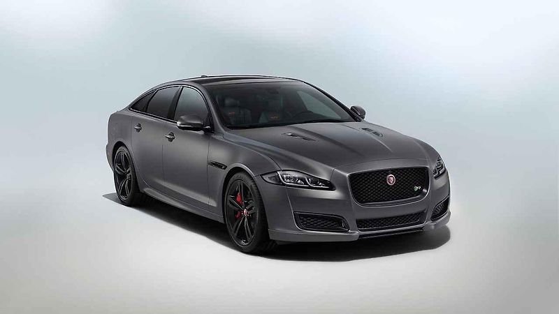 Jaguar XJR575.