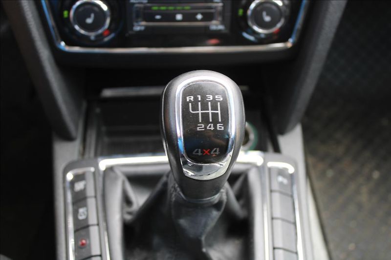 Škoda Superb 2,0 TDi  4 x 4, DIG.KLIMA, ČR - fotka 23 z 38