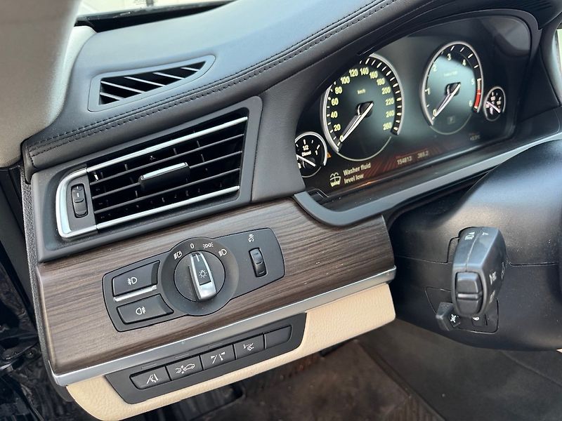 BMW Řada 7 (2012) 740 D XDRIVE 225kW - fotka 35 z 40