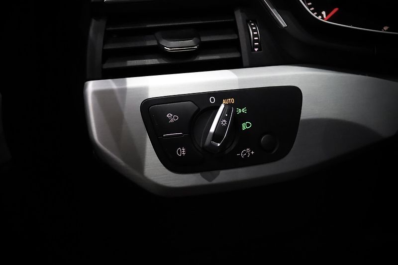 Audi A4 2.0 TFSI ultra 140 kW S line - fotka 33 z 49