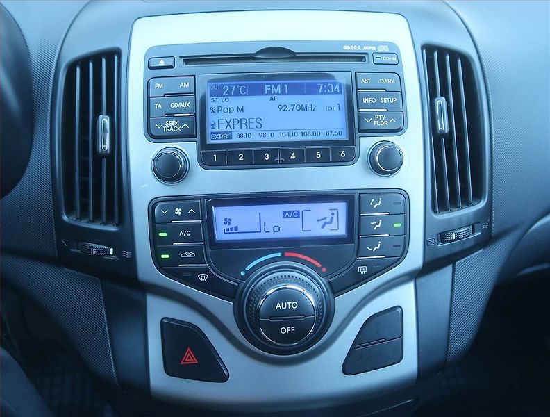 Hyundai i30 (2011) 1.6 CVVT, nová STK - fotka 12 z 14