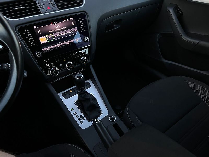 Škoda Octavia 1.6 TDI-DSG-NAVI-PARK.Č - fotka 23 z 46