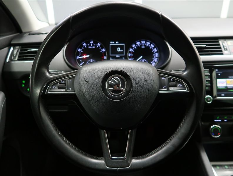 Škoda Octavia 1,2 TSI XENON VÝHŘEV 2x ALU - fotka 12 z 33