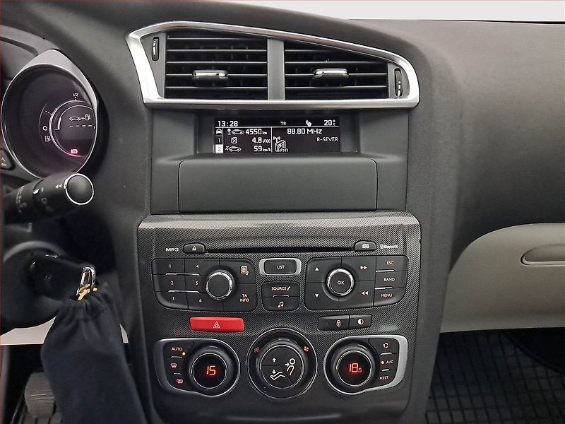 Citroën C4 (2012) Exclusive 1.6 HDi, Serv.kniha - fotka 12 z 19