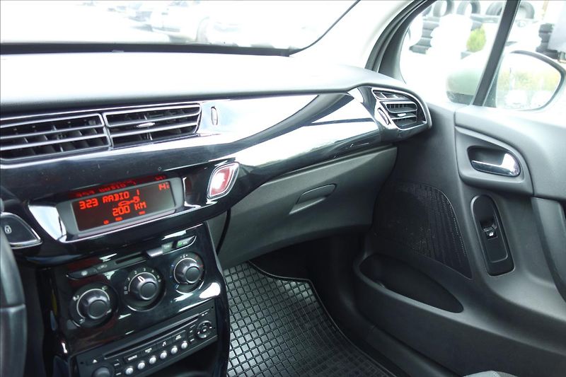 Citroën C3 1,4 i, ČR, SERV.KN., CHROM. - fotka 25 z 32