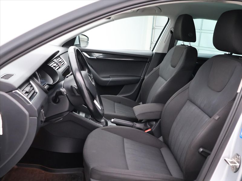 Škoda Octavia 1,6 TDI 85kW DSG CZ Style DPH - fotka 11 z 37