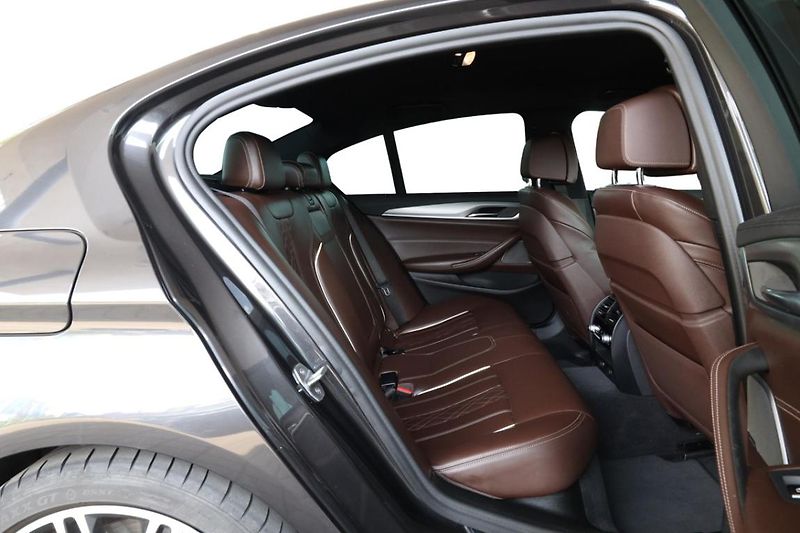 BMW Řada 5 530d xDrive Limousine - fotka 6 z 30