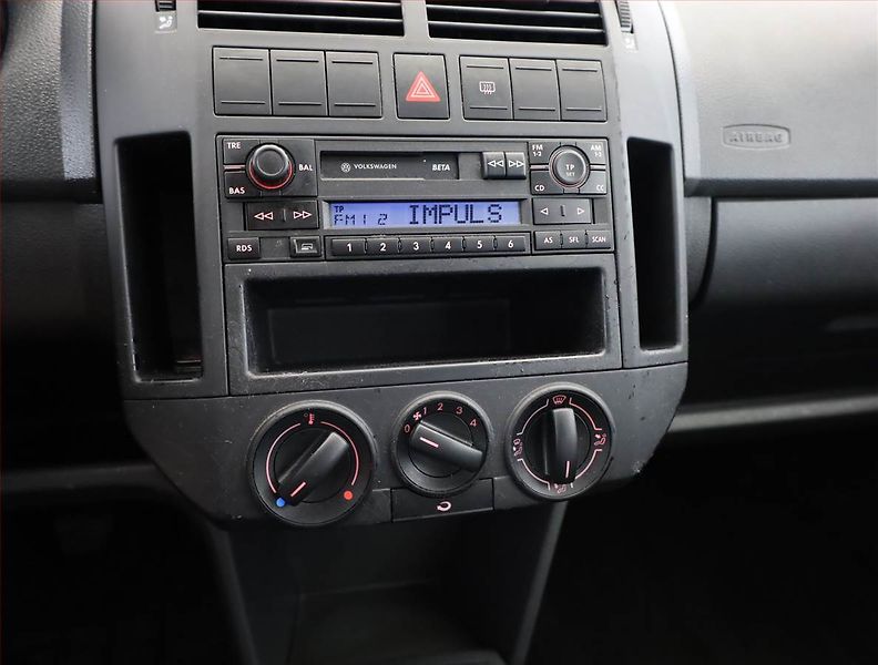 Volkswagen Polo (2004) 1.2, po STK, pěkný stav - fotka 9 z 10