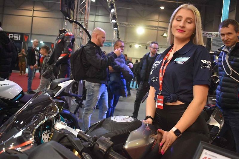 Také Jawa přivezla na výstavu novinku