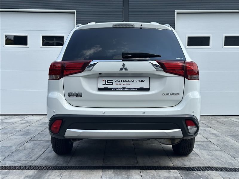 Mitsubishi Outlander 2,0 150PS  Intense A/T 4x4 - fotka 9 z 53