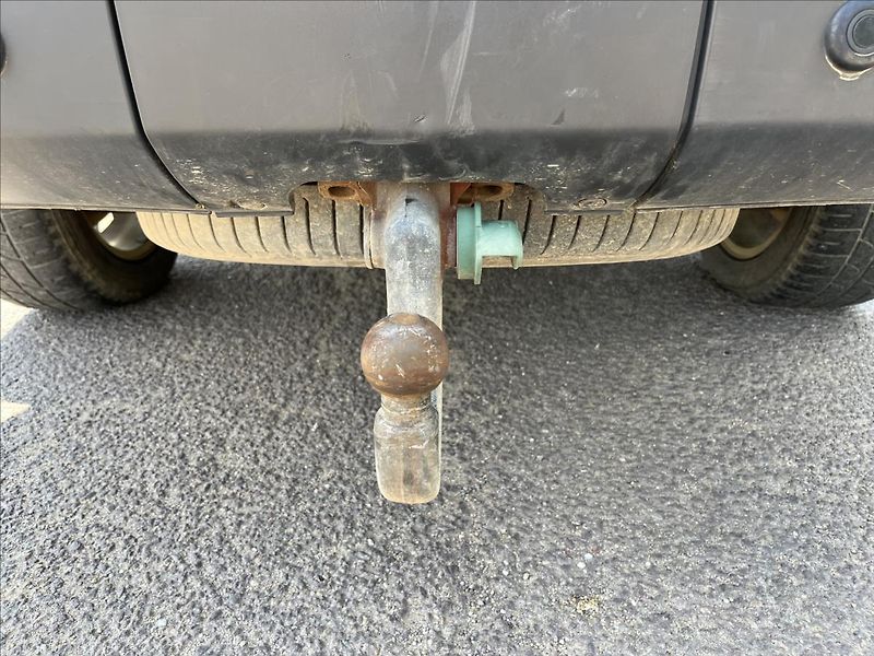 Land Rover Discovery 2,7 TDV6 4X4 AUT NA OPRAVU!! - fotka 27 z 30