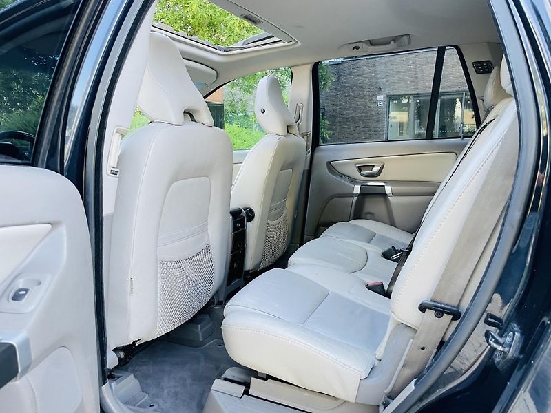 Volvo XC90 2.4D5 136KW 4x4 AUT SERVISKA - fotka 28 z 42