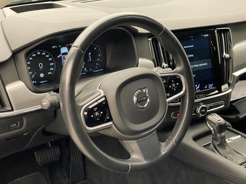 Volvo V90 D4 MOMENTUM AUT  - fotka 18 z 39