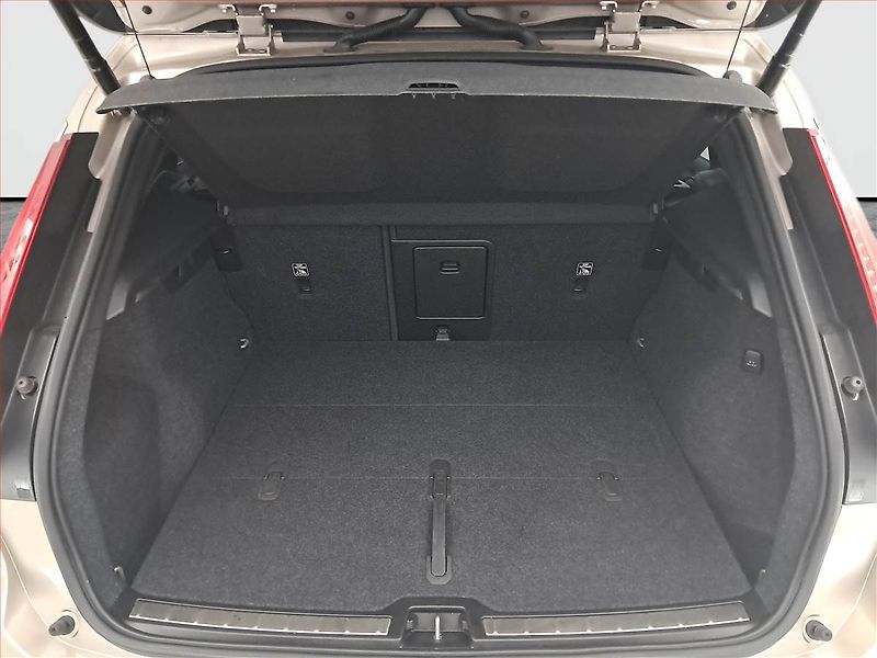 Volvo XC40 (2022) Plus B3 - fotka 14 z 22
