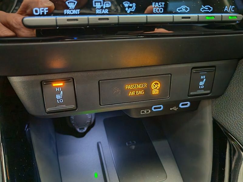 Toyota Yaris 1.5 Hybrid e-CVT Style - fotka 26 z 30