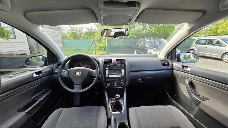 Volkswagen Golf 1.4 TRENDLINE  59KW - fotka 16 z 35
