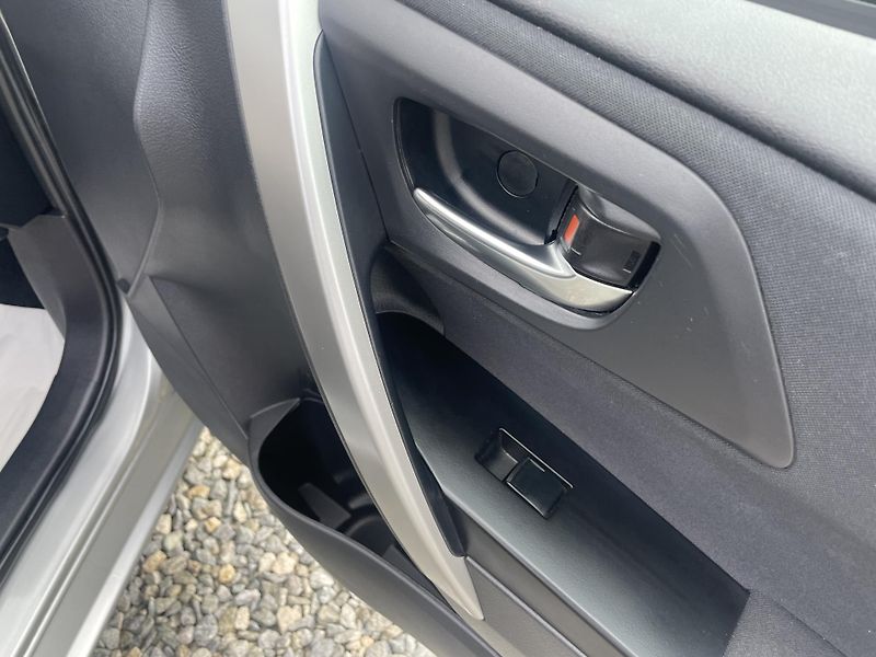 Toyota Auris 1.8i 16v HYBRID AUT SERVIS TOP - fotka 132 z 172