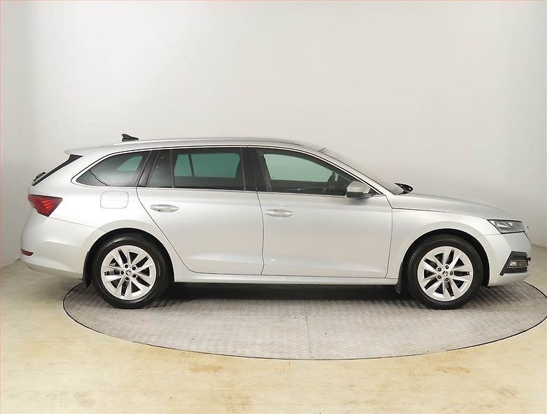 Škoda Octavia (2022) Style 1.5 TSI, ČR,1.maj - fotka 6 z 18