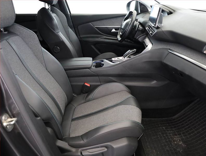 Peugeot 5008 (2021) 1.5 BlueHDi, Automat, 7 míst - fotka 7 z 19