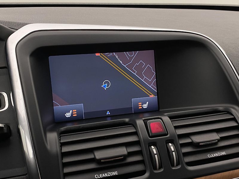 Volvo XC60 D4 AWD MOMENTUM REZERVACE - fotka 42 z 43