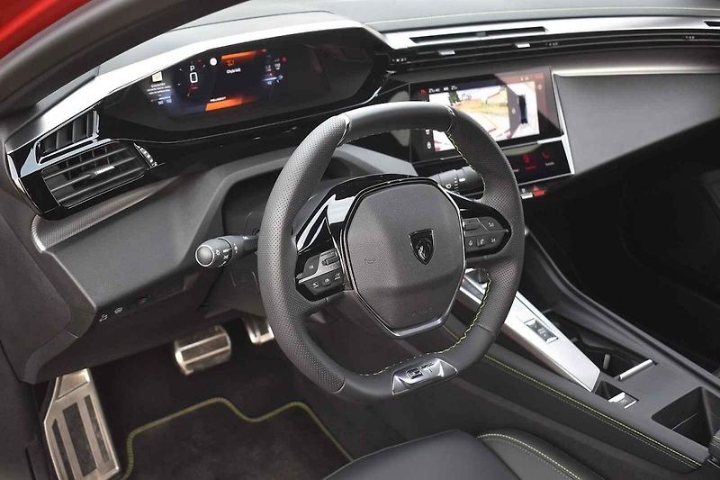 Peugeot 408 je solidně prostorný rodinný vůz s atraktivním vzhledem