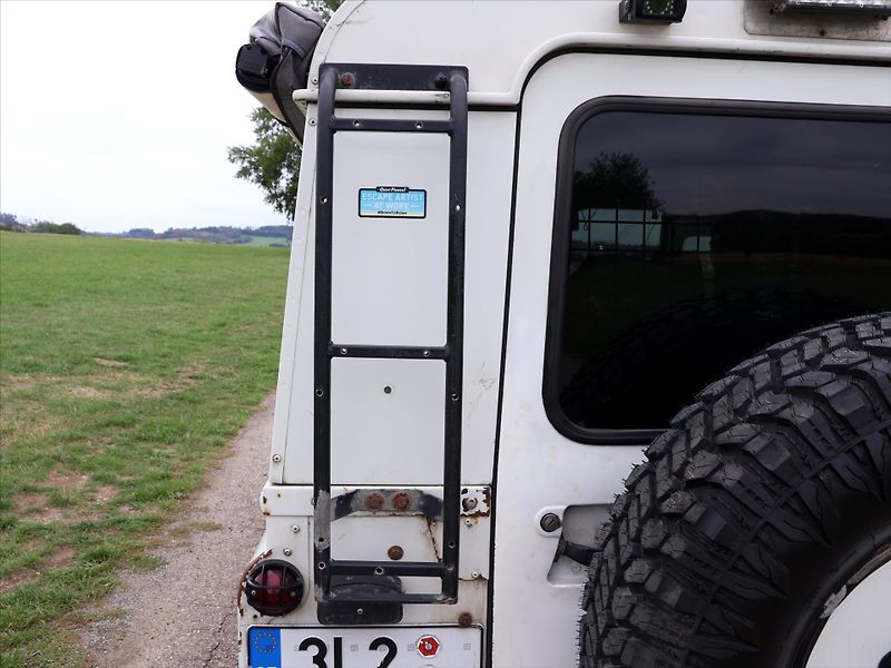 Land Rover Defender 2,5 110 Hard Top - fotka 24 z 40