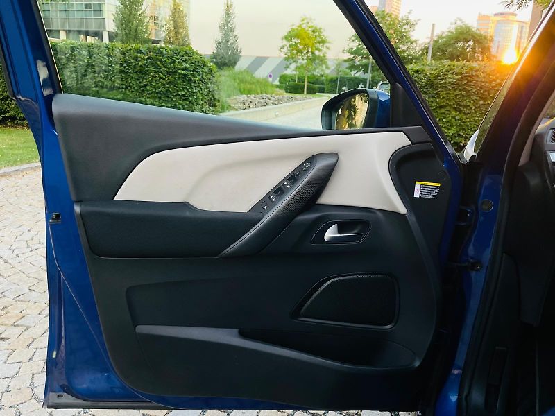 Citroën Grand C4 Picasso 2.0HDi MANUÁL 7MÍST SENZORY - fotka 31 z 46
