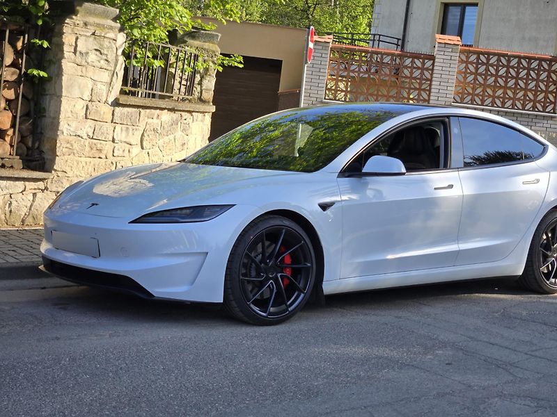 Tesla Model 3 (2024) Performance Highland  - fotka 1 z 14