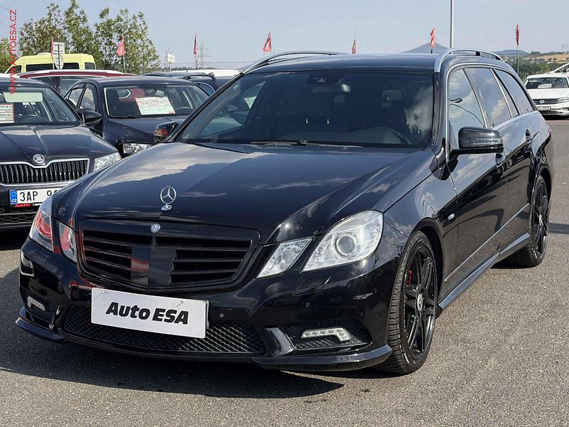 Mercedes-Benz Třídy E (2010) 350CDi 4Mat, kůže, autoAC - fotka 3 z 24