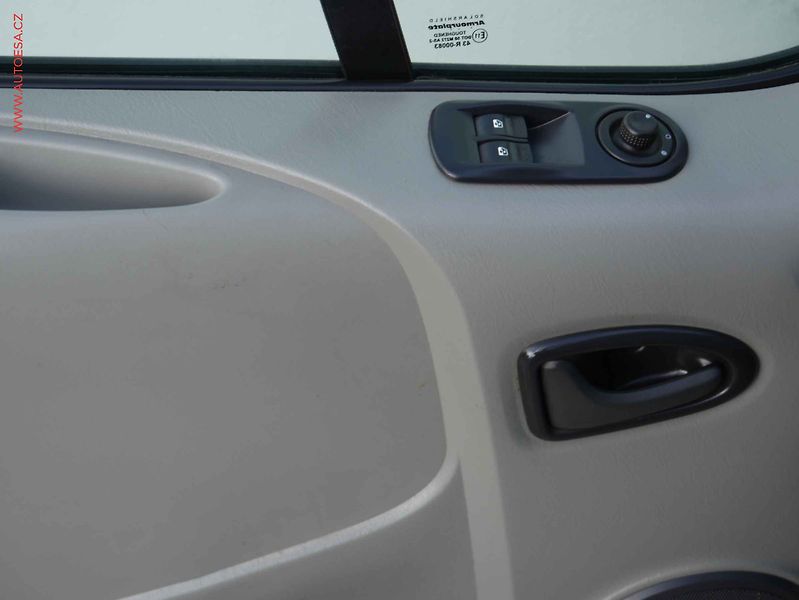 Renault Trafic (2009) 2.0dCi 8míst, AC, 84kW, STK1 - fotka 14 z 15